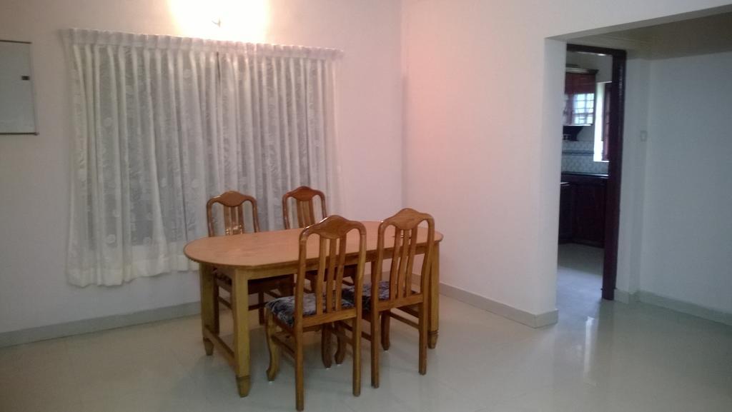 Indeevaram Apartments Kovalam Rum bild